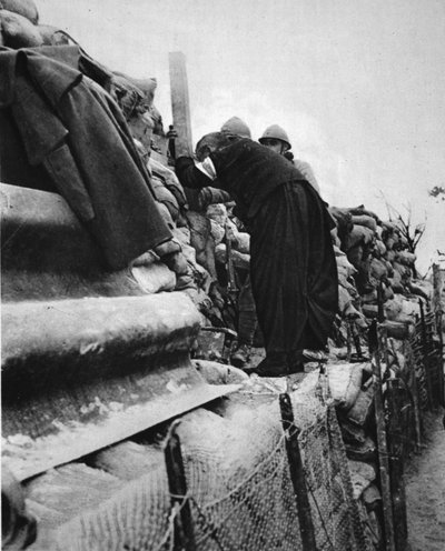 Un sacerdote francés en las líneas: un cura echando un vistazo a través de un periscopio de trinchera, ilustración de The Illustrated War News, 31 de enero de 1917 de French Photographer